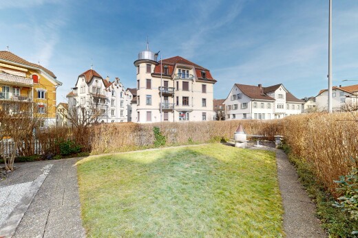 garten mit day time, zaun, und rasen