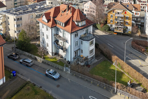 außenansicht mit zaun