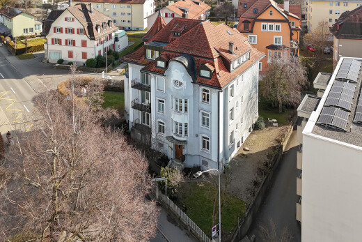 außenansicht mit leeres grundstück, balkon, und solaranlage