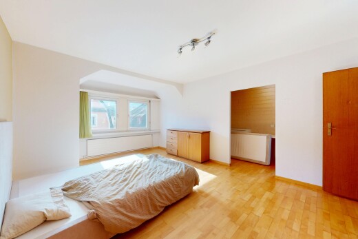 zimmer / schlafzimmer mit holzfußboden, wood finish floor, gipskartonwand, drywall, und inside property