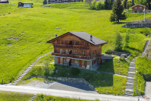 außenansicht mit property visible, auffahrt, und deck