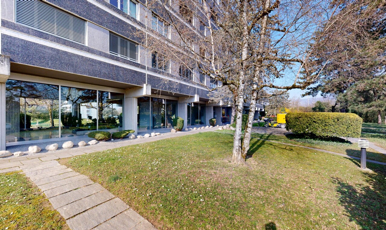 view of apartment building / complex