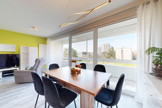 salle à manger avec inside property, télévision, natural light, lumière naturelle, et day time