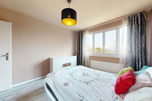 chambre avec inside property, cloison sèche, drywall, sol en finition bois, et wood finish floor