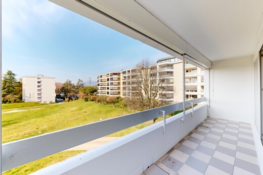 balkon mit from property, balkon, day time, und apartment complex view