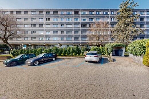außenansicht mit blick auf wohnanlage, apartment complex view, day time, from community, und parkplatz