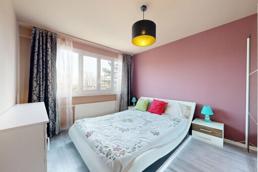 chambre avec cloison sèche, drywall, lumière naturelle, natural light, et sol en finition bois