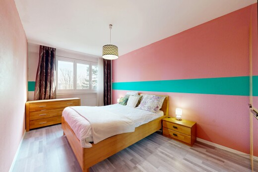 zimmer / schlafzimmer mit natürliches licht, natural light, inside property, light floor, und holzfußboden