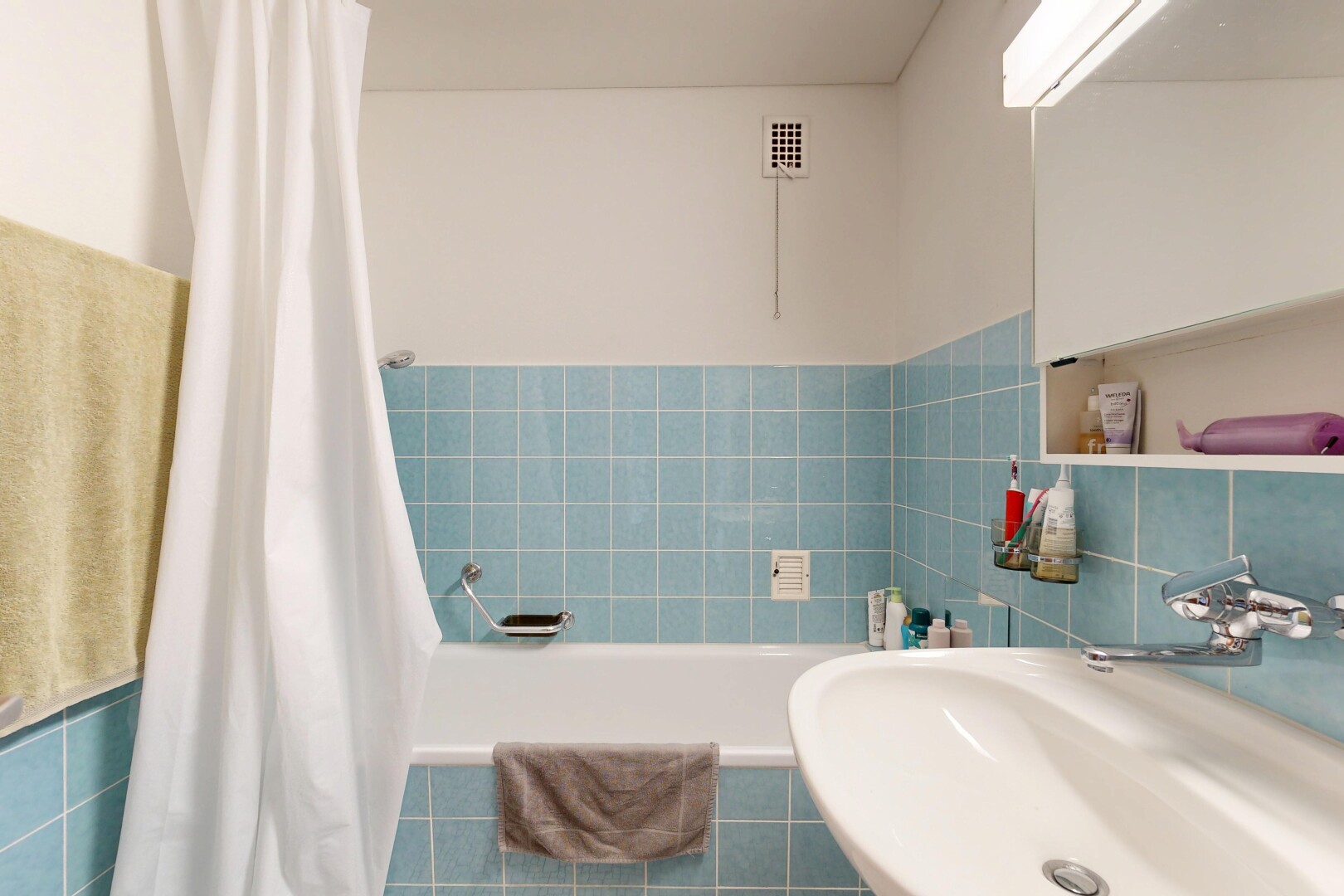 full bath with tile walls, a bath, and curtained shower