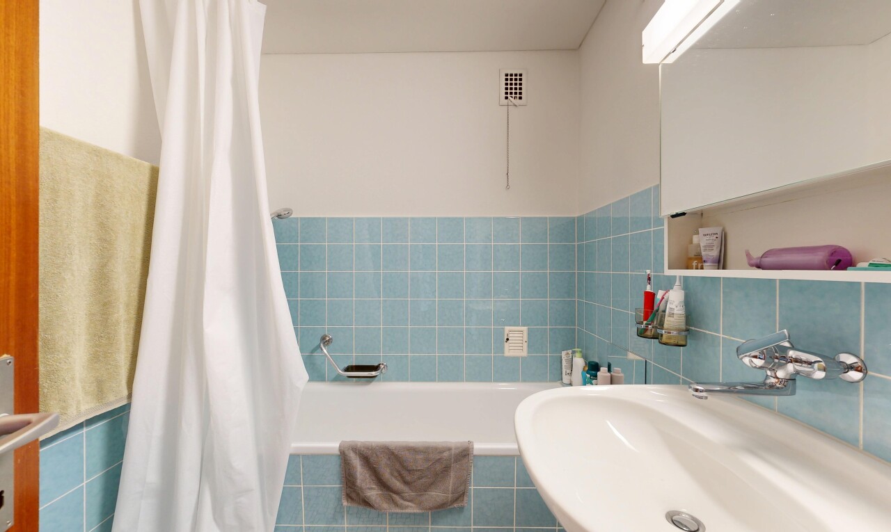 full bath with tile walls, a bath, and curtained shower
