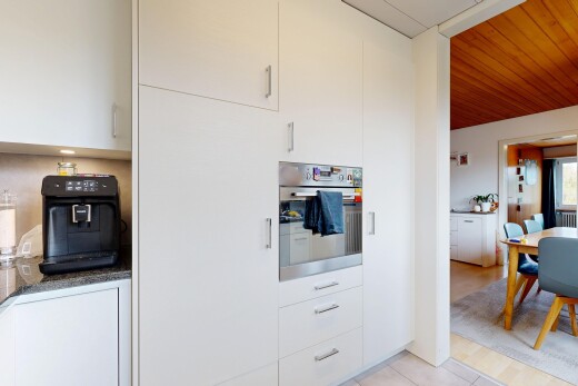 küche mit weiße schränke, ofen, inside property, tile floor, und fliesenboden