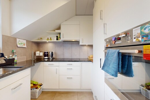 küche mit offene regale, ofen, inside property, weiße schränke, und küchenrückwand beim herd