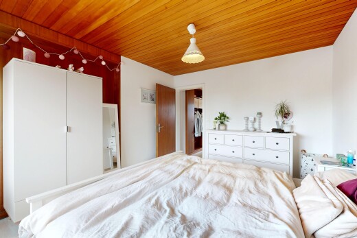 zimmer / schlafzimmer mit inside property, drywall, gipskartonwand, wood ceiling, und holzdecke