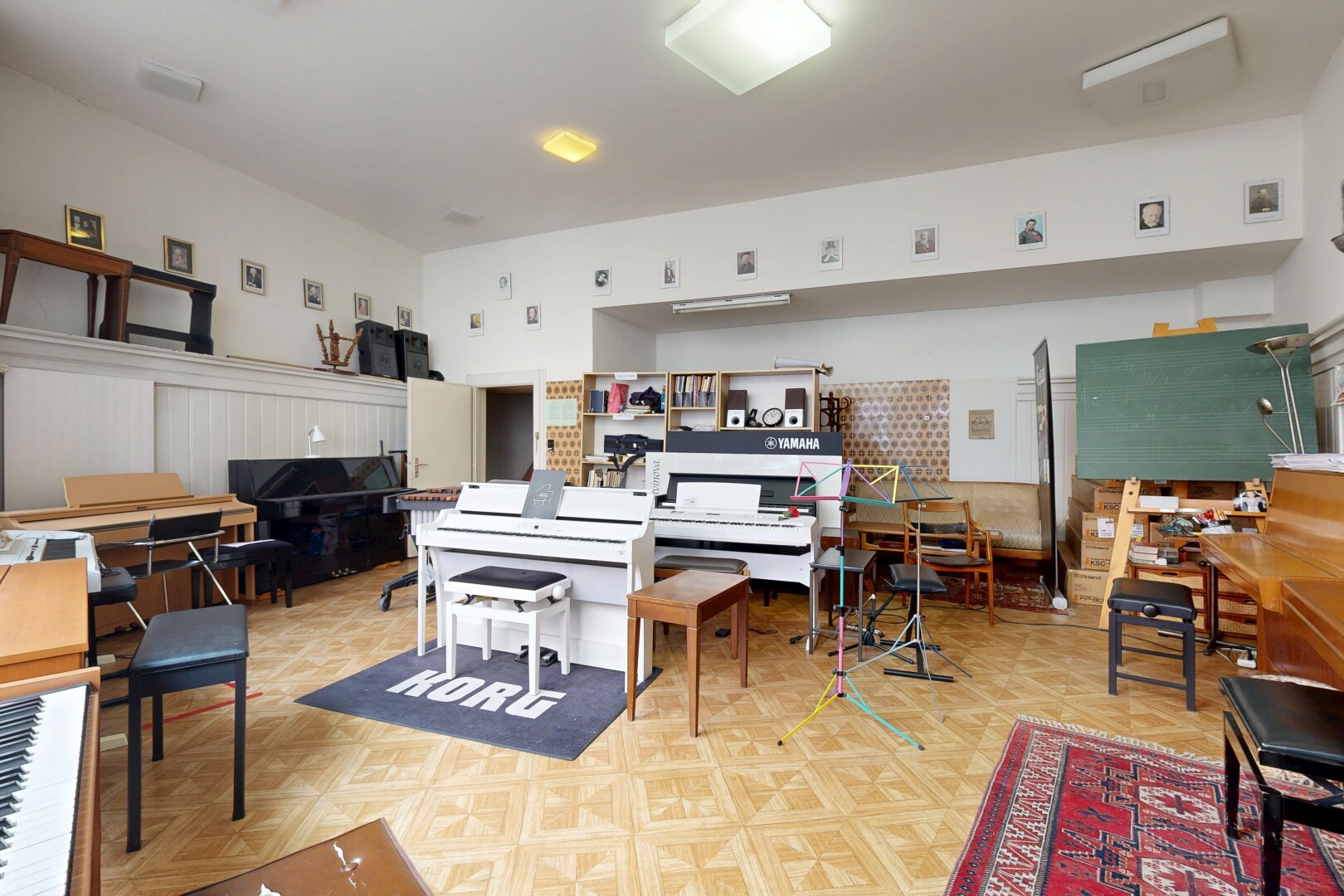 innenraum mit gipskartonwand, drywall, inside community, parquet floor, und holzfußboden