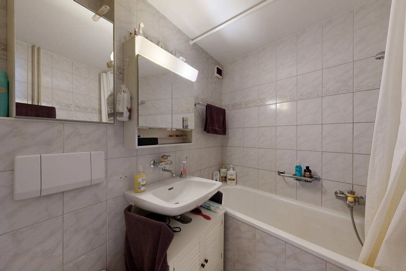 bad mit tile wall, fliesenwand, komplettes badezimmer, spiegel, und waschbecken