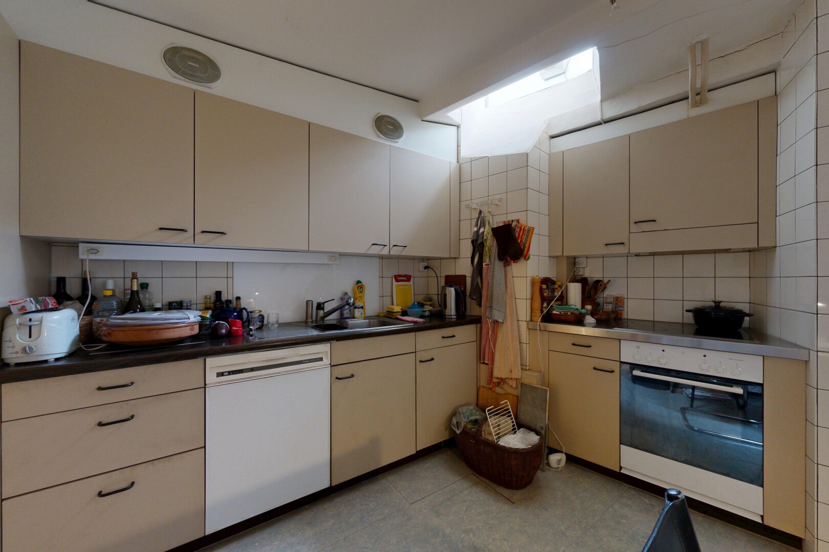 küche mit ofen, küchenrückwand beim herd, küchenrückwand beim Herd, inside property, und light floor