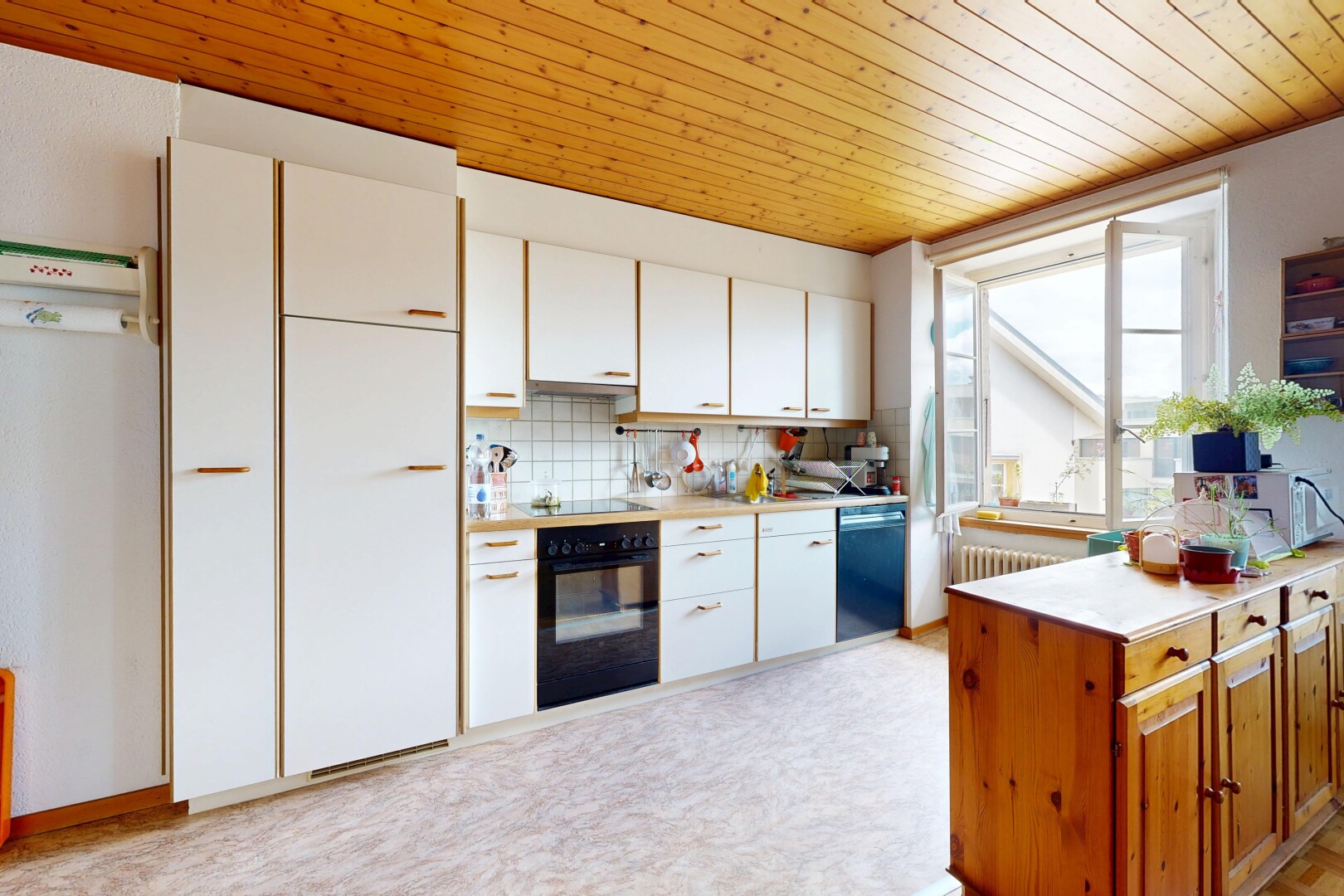 küche mit arbeitsplatten, light countertops, holzdecke, wood ceiling, und light floor