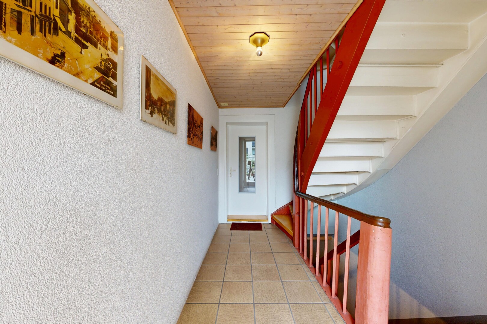 treppe mit treppen, fliesenboden, tile floor, holzdecke, und wood ceiling