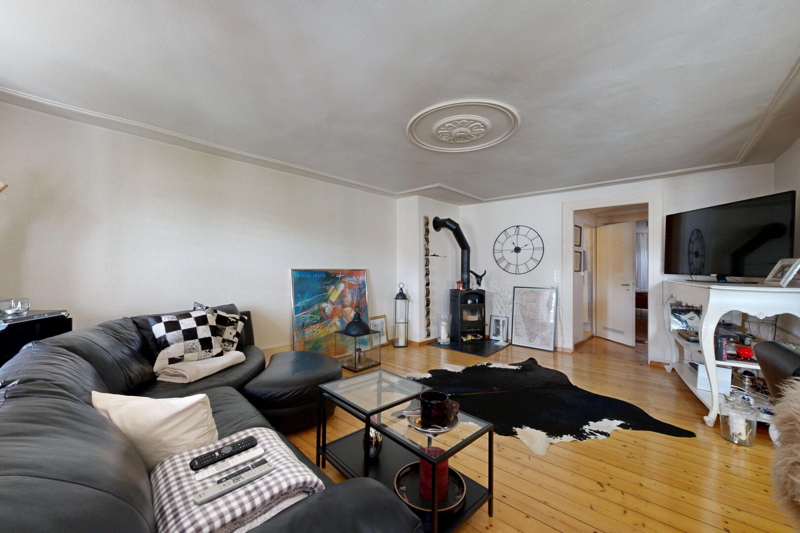 wohnzimmer mit wood finish floor, holzfußboden, fernseher, inside property, und drywall