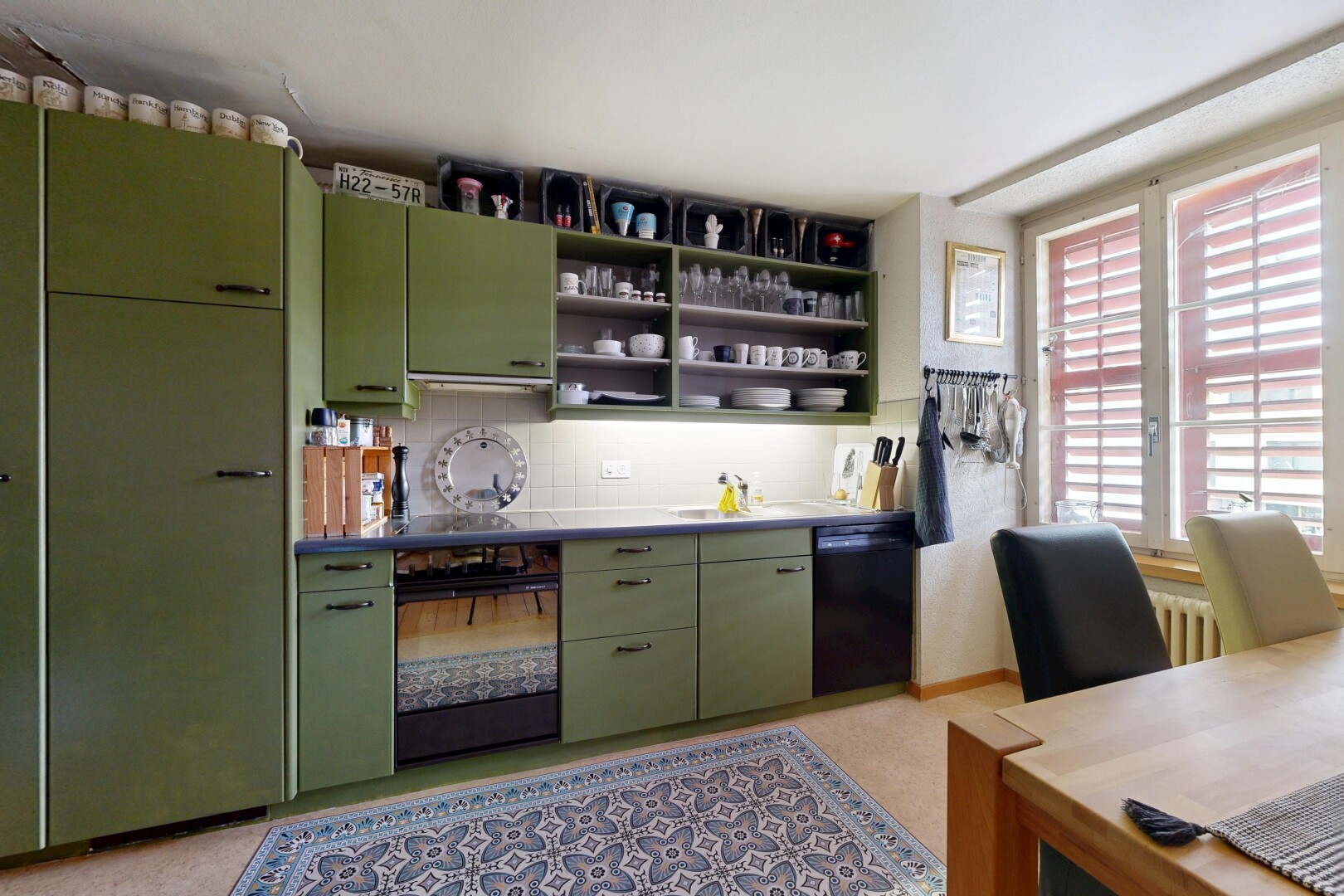 küche mit green cabinets, grüne schränke, light floor, inside property, und ofen