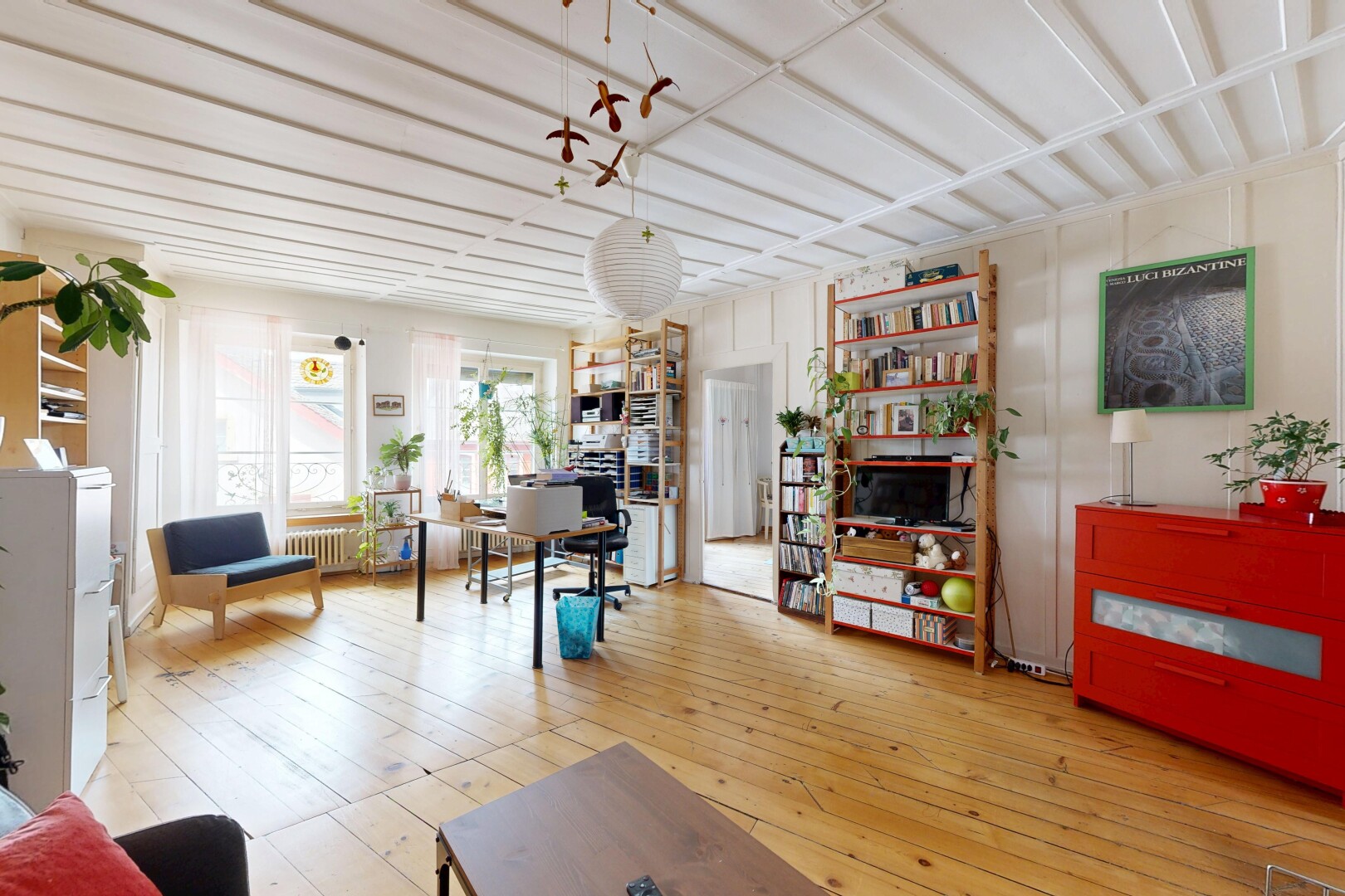 wohn- / esszimmer mit holzfußboden, wood finish floor, hardwood floor, inside property, und natürliches licht