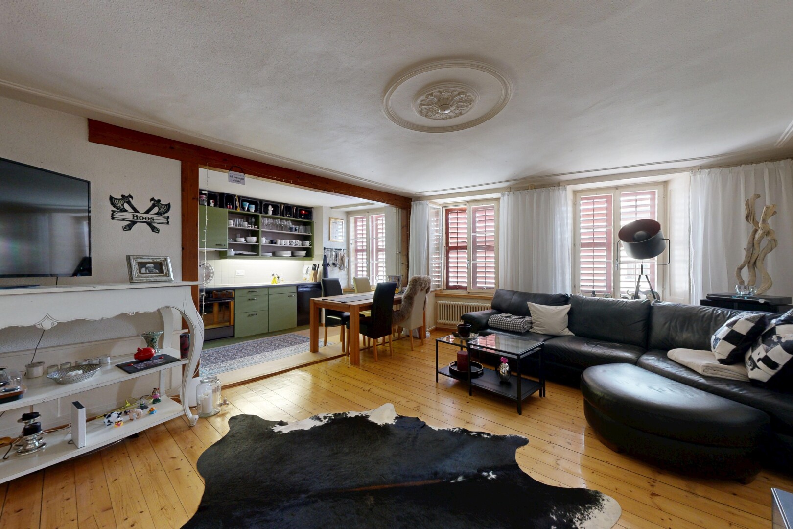 wohn- / esszimmer mit hardwood floor, holzfußboden, wood finish floor, inside property, und fernseher
