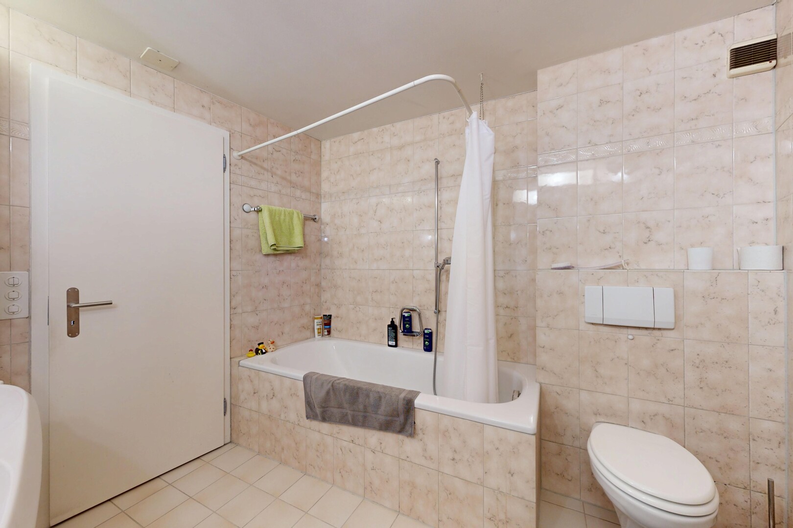 bad mit kombiniertes bad / dusche, tile wall, fliesenwand, komplettes badezimmer, und toilette