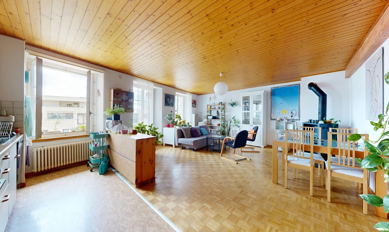 wohn- / esszimmer mit inside property, parquet floor, kühler, natürliches licht, und natural light