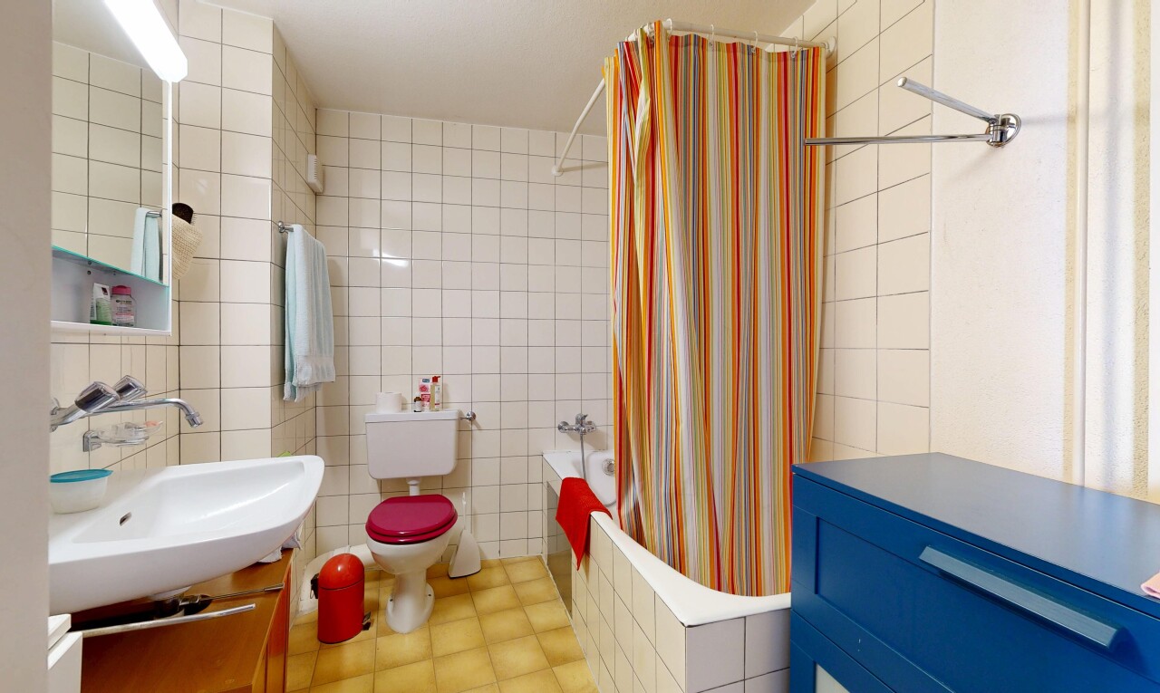 bad mit fliesenwand, tile wall, komplettes badezimmer, kombiniertes bad / dusche, und waschbecken