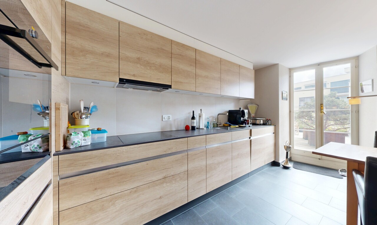 küche mit hellbraune schränke, light brown cabinets, ofen, inside property, und arbeitsplatten