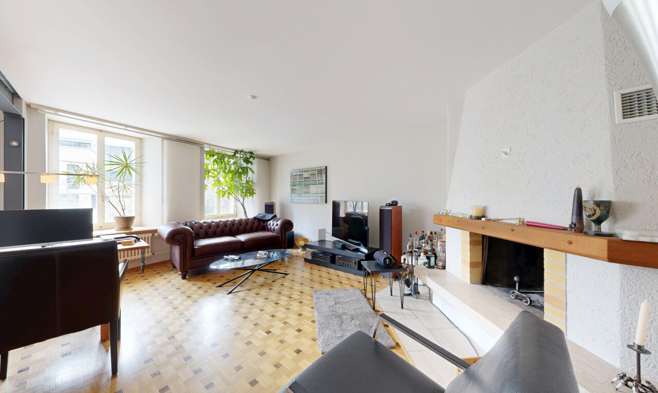 wohnzimmer mit inside property, fernseher, natürliches licht, natural light, und vinylboden