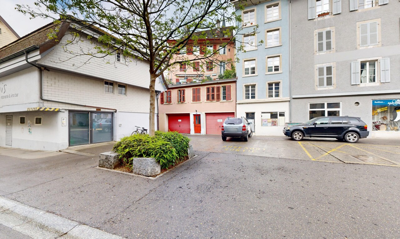 außenansicht mit eingebaute garage, apartment complex view, blick auf wohnanlage, from community, und auffahrt