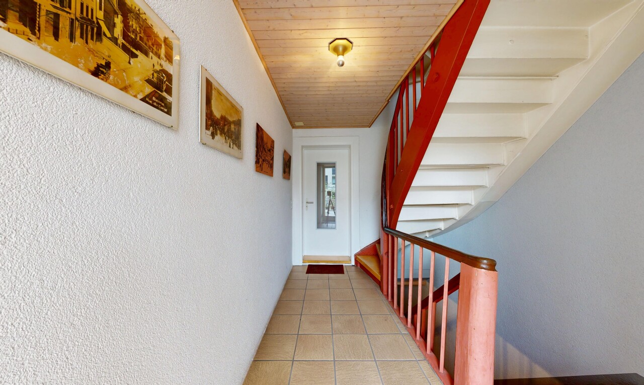 treppe mit treppen, fliesenboden, tile floor, holzdecke, und wood ceiling