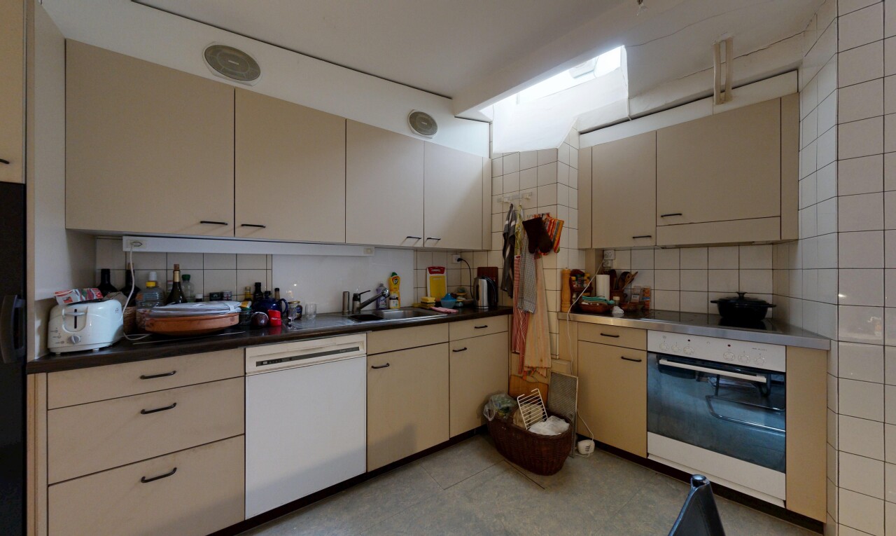 küche mit ofen, küchenrückwand beim herd, küchenrückwand beim Herd, inside property, und light floor