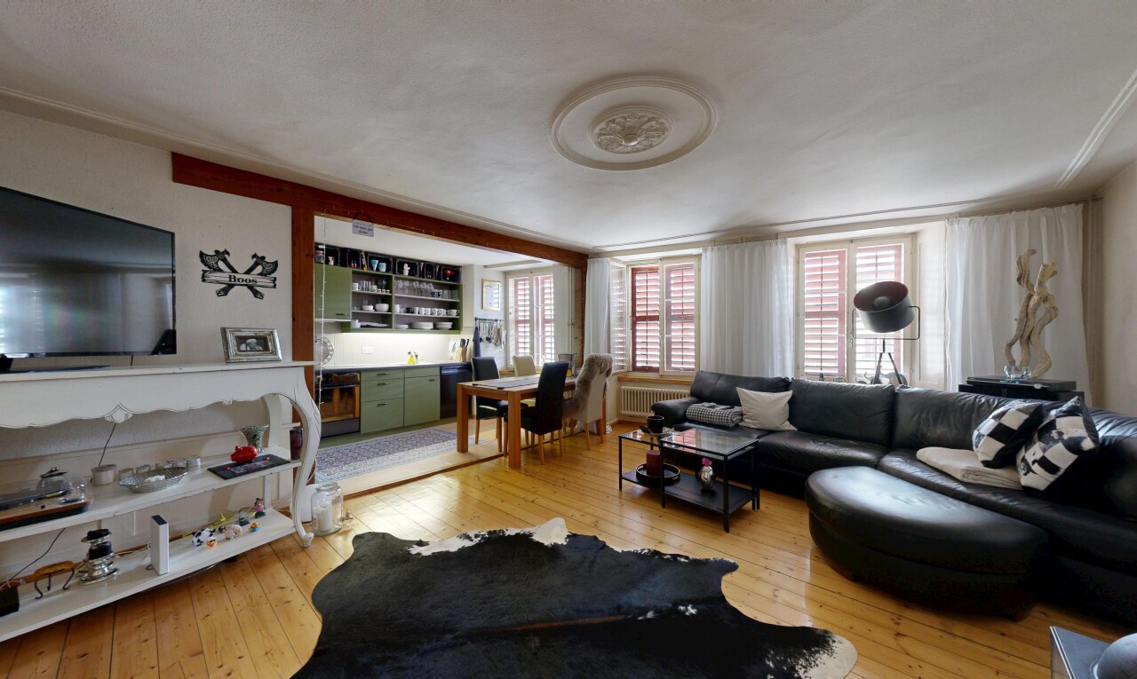 wohn- / esszimmer mit hardwood floor, holzfußboden, wood finish floor, inside property, und fernseher