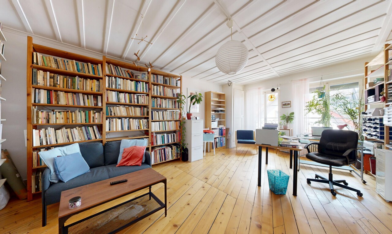 büro mit inside property, hardwood floor, holzfußboden, wood finish floor, und natürliches licht