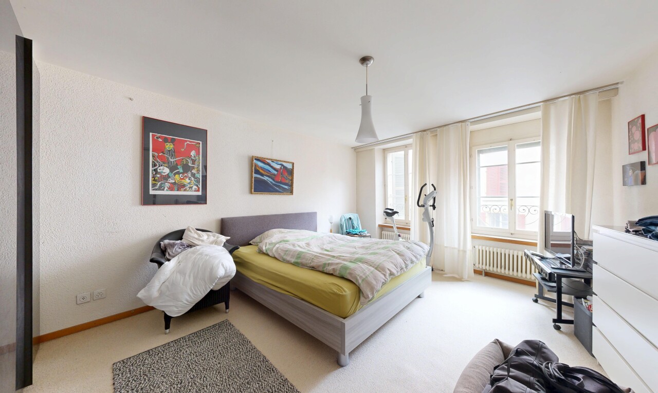 zimmer / schlafzimmer mit teppich, carpet, inside property, kühler, und natürliches licht