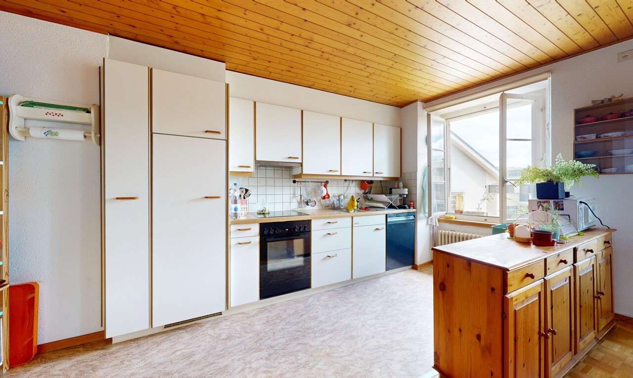 küche mit arbeitsplatten, light countertops, holzdecke, wood ceiling, und light floor