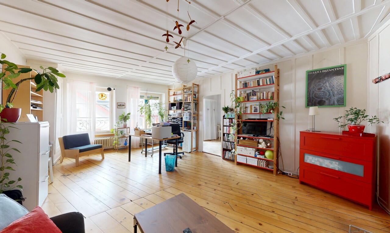 wohn- / esszimmer mit holzfußboden, wood finish floor, hardwood floor, inside property, und natürliches licht