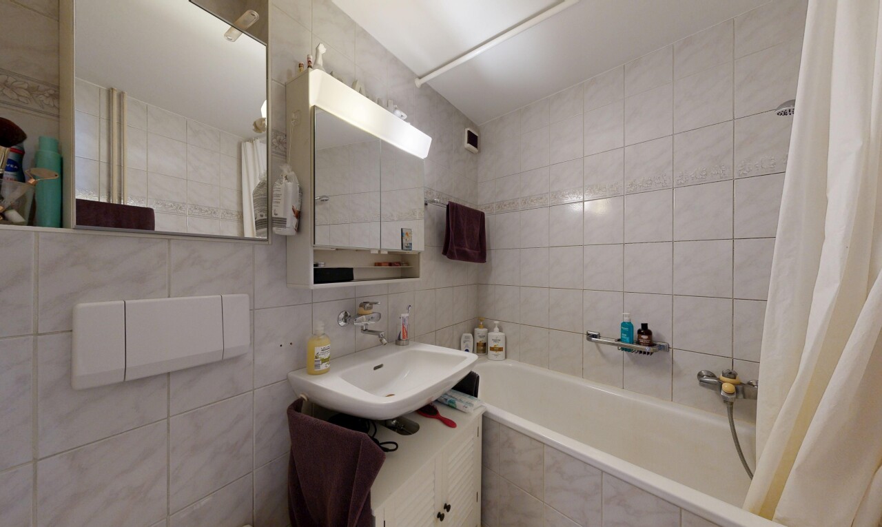 bad mit tile wall, fliesenwand, komplettes badezimmer, spiegel, und waschbecken