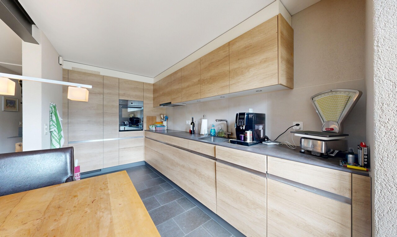 küche mit hellbraune schränke, light brown cabinets, dark floor, inside community, und ofen