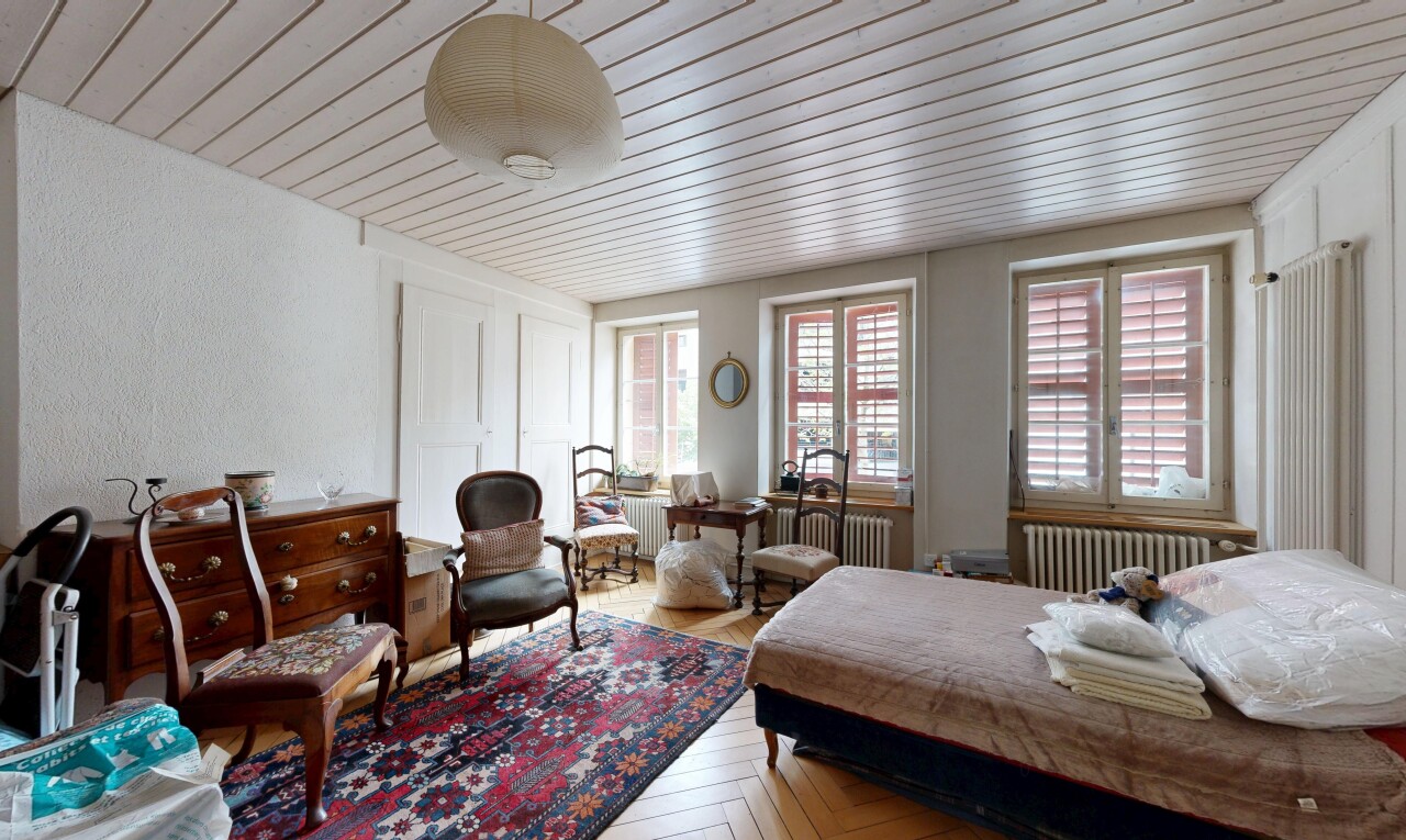 zimmer / schlafzimmer mit parquet floor, holzfußboden, wood finish floor, natürliches licht, und natural light