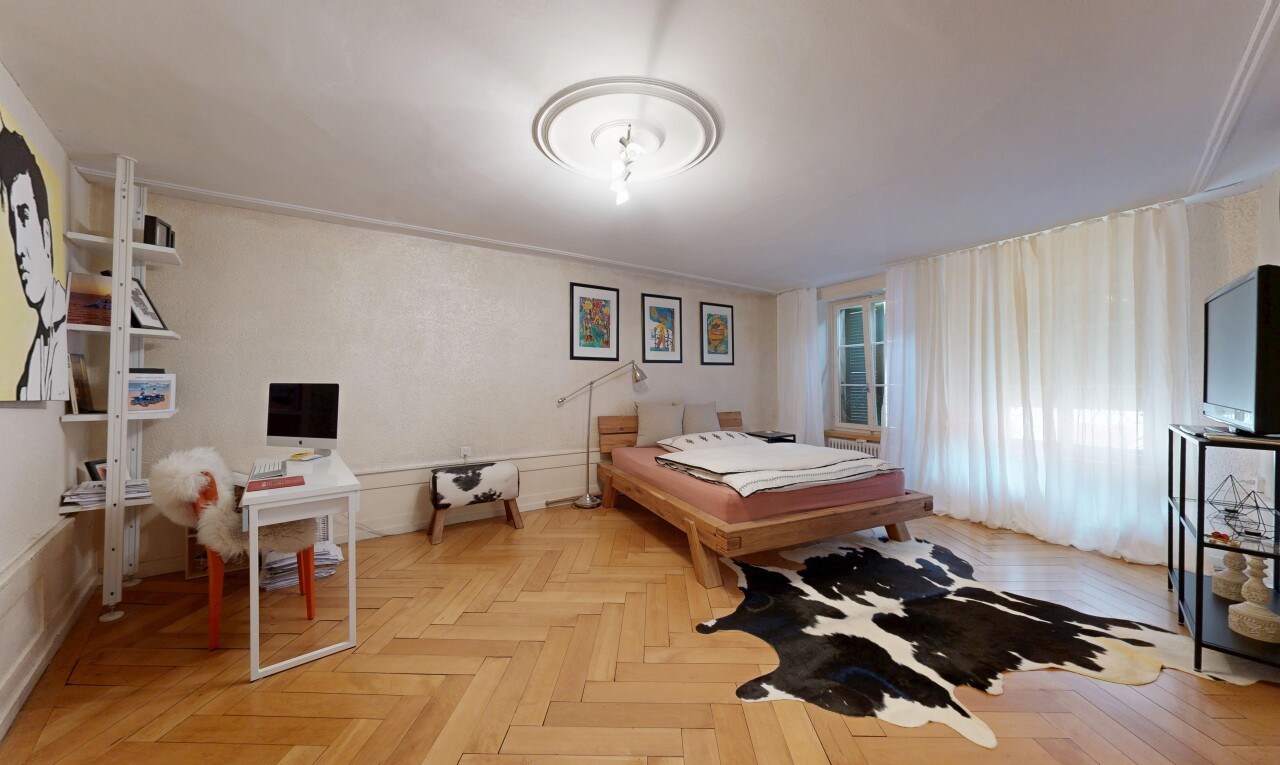 zimmer / schlafzimmer mit parquet floor, holzfußboden, wood finish floor, inside property, und light floor