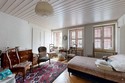 zimmer / schlafzimmer mit parquet floor, holzfußboden, wood finish floor, natürliches licht, und natural light
