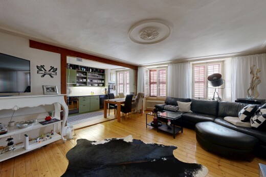wohn- / esszimmer mit hardwood floor, holzfußboden, wood finish floor, inside property, und fernseher