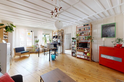 wohn- / esszimmer mit holzfußboden, wood finish floor, hardwood floor, inside property, und natürliches licht