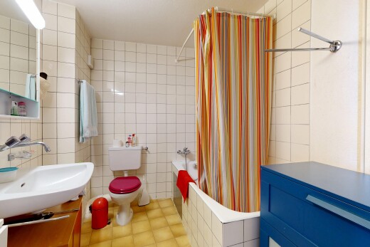 bad mit fliesenwand, tile wall, komplettes badezimmer, kombiniertes bad / dusche, und waschbecken