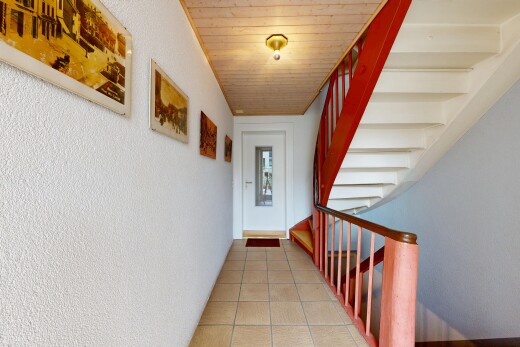 treppe mit treppen, fliesenboden, tile floor, holzdecke, und wood ceiling