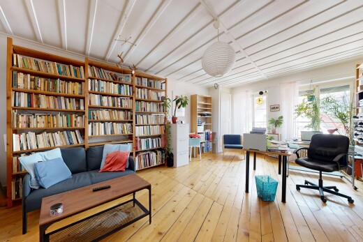 büro mit inside property, hardwood floor, holzfußboden, wood finish floor, und natürliches licht