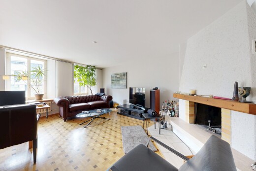 wohnzimmer mit inside property, fernseher, natürliches licht, natural light, und vinylboden